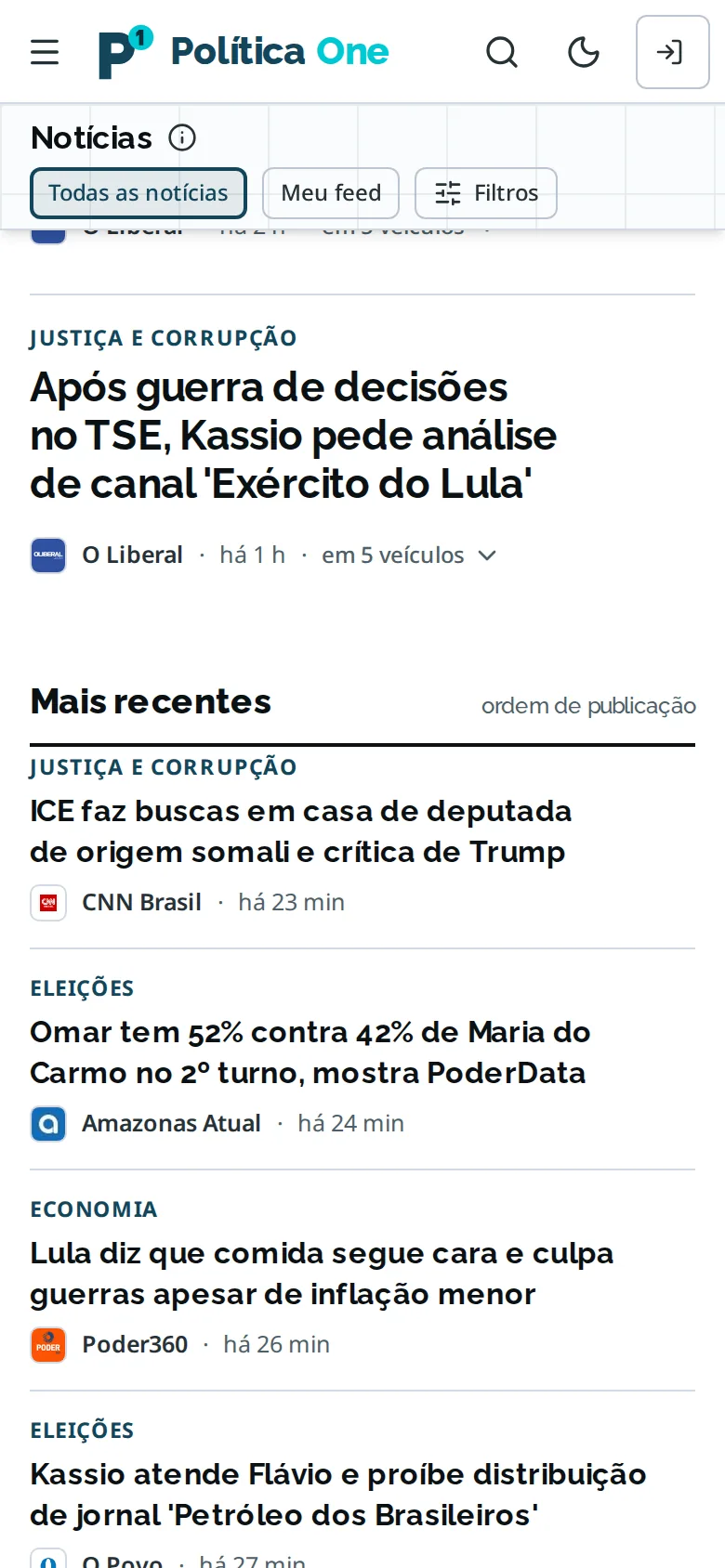 Feed de notícias no celular, com a lista Mais recentes e o veículo de cada título.